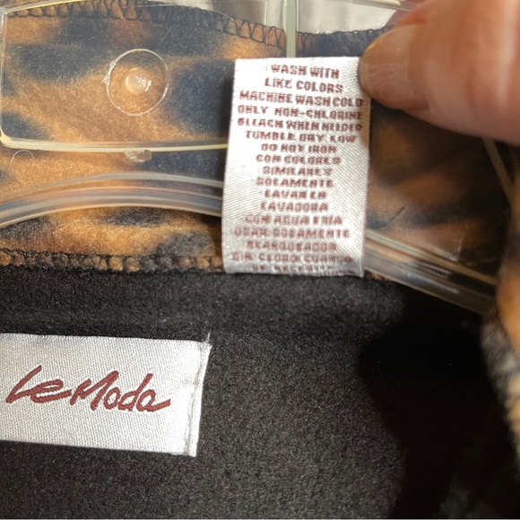 Le Moda VINTAGE Cape Poncho with leopard print scarf attached at neck. One Size - Picture 5 of 9